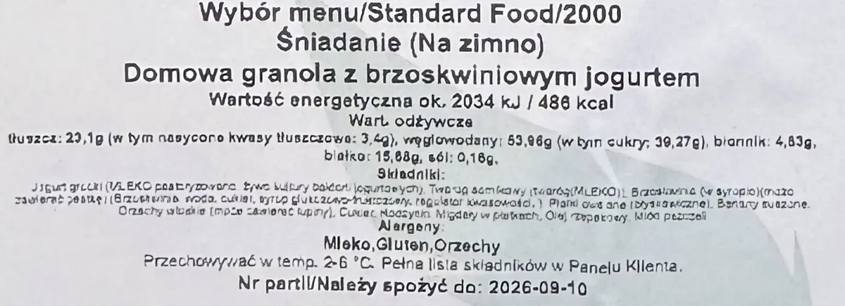 Etykieta Robin Food, Wybór menu Standard Food 2000: domowa granola z brzoskwiniowym jogurtem, 486 kcal, tłuszcz 23,1 g, węglowodany 53,96 g, w tym cukry 39,27 g, białko 15,68 g