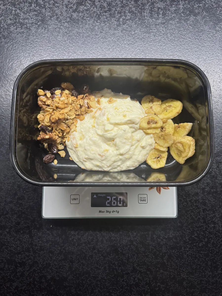 Domowa granola z brzoskwiniowym jogurtem, Robin Food, na wadze kuchennej: 260 g