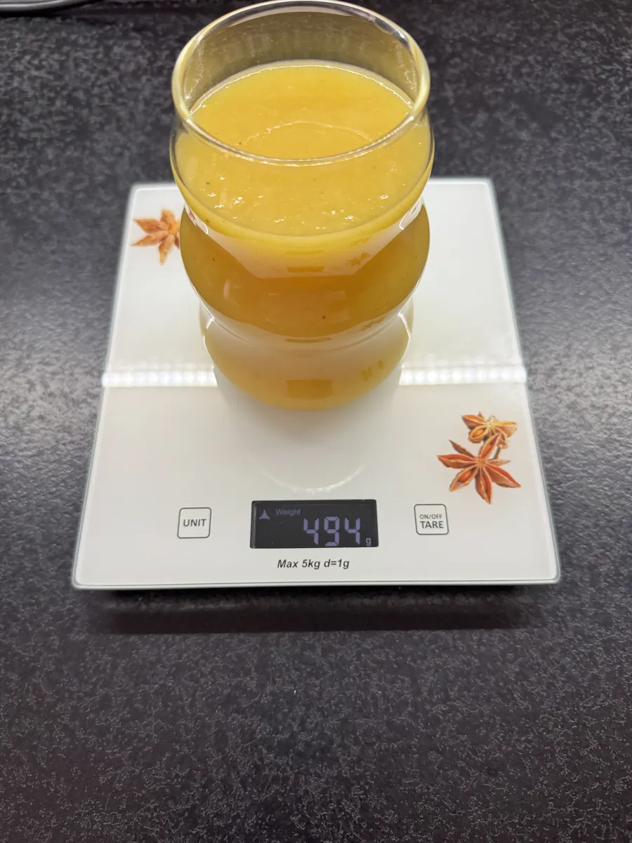 Koktajl pomarańczowo-melonowy z limonką, Robin Food, w szklance na wadze kuchennej: 494 g