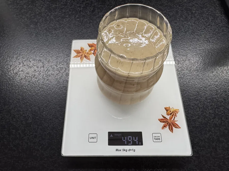 Koktajl waniliowy z bananem i masłem orzechowym, Robin Food, w szklance na wadze kuchennej: 494 g