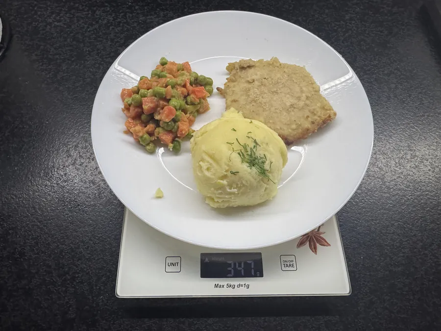 Panierowany kotlet schabowy z puree ziemniaczanym i marchewką z groszkiem, Robin Food, na wadze kuchennej: 347 g