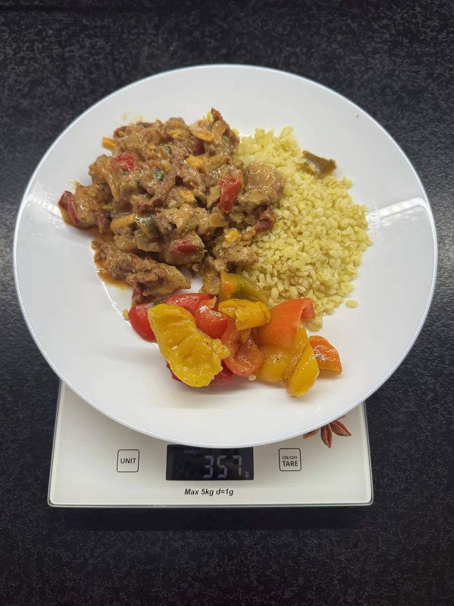 Kurczak w kremowym sosie z suszonymi pomidorami, kaszą bulgur i pieczoną papryką, Robin Food, na wadze kuchennej: 357 g