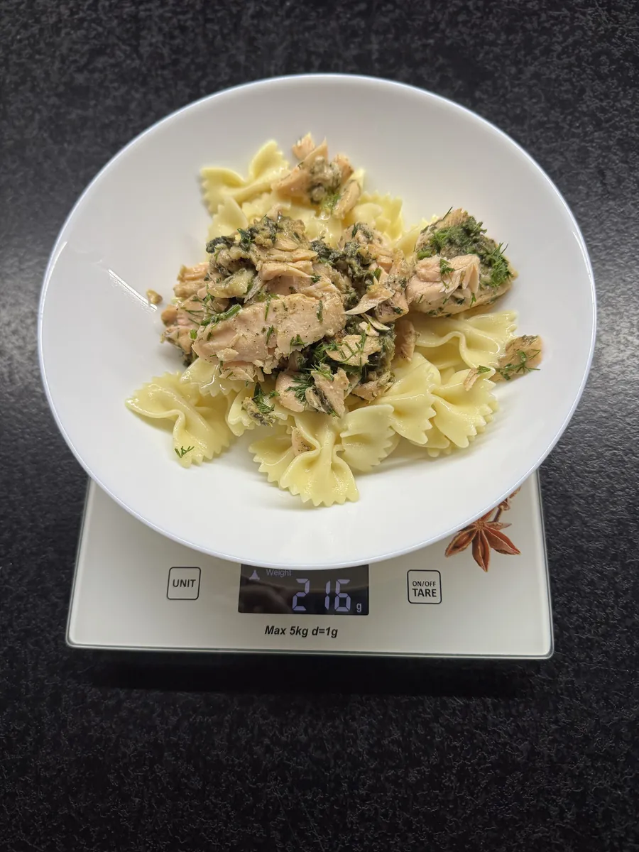 Makaron z pieczonym łososiem, szpinakiem i suszonymi pomidorami, Robin Food, na wadze kuchennej: 216 g