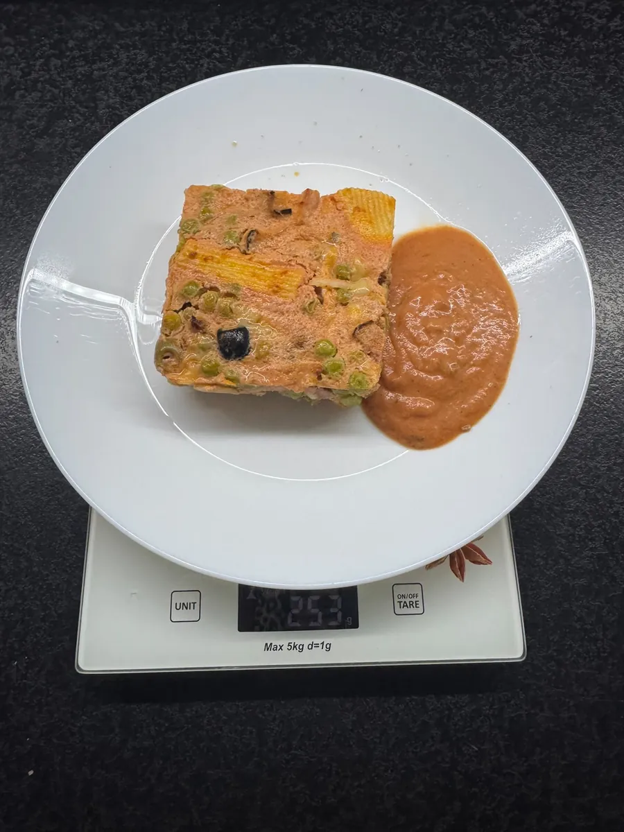 Rigatoni al forno, zapiekanka po włosku z szynką i sosem pomidorowym, Robin Food, na wadze kuchennej: 253 g