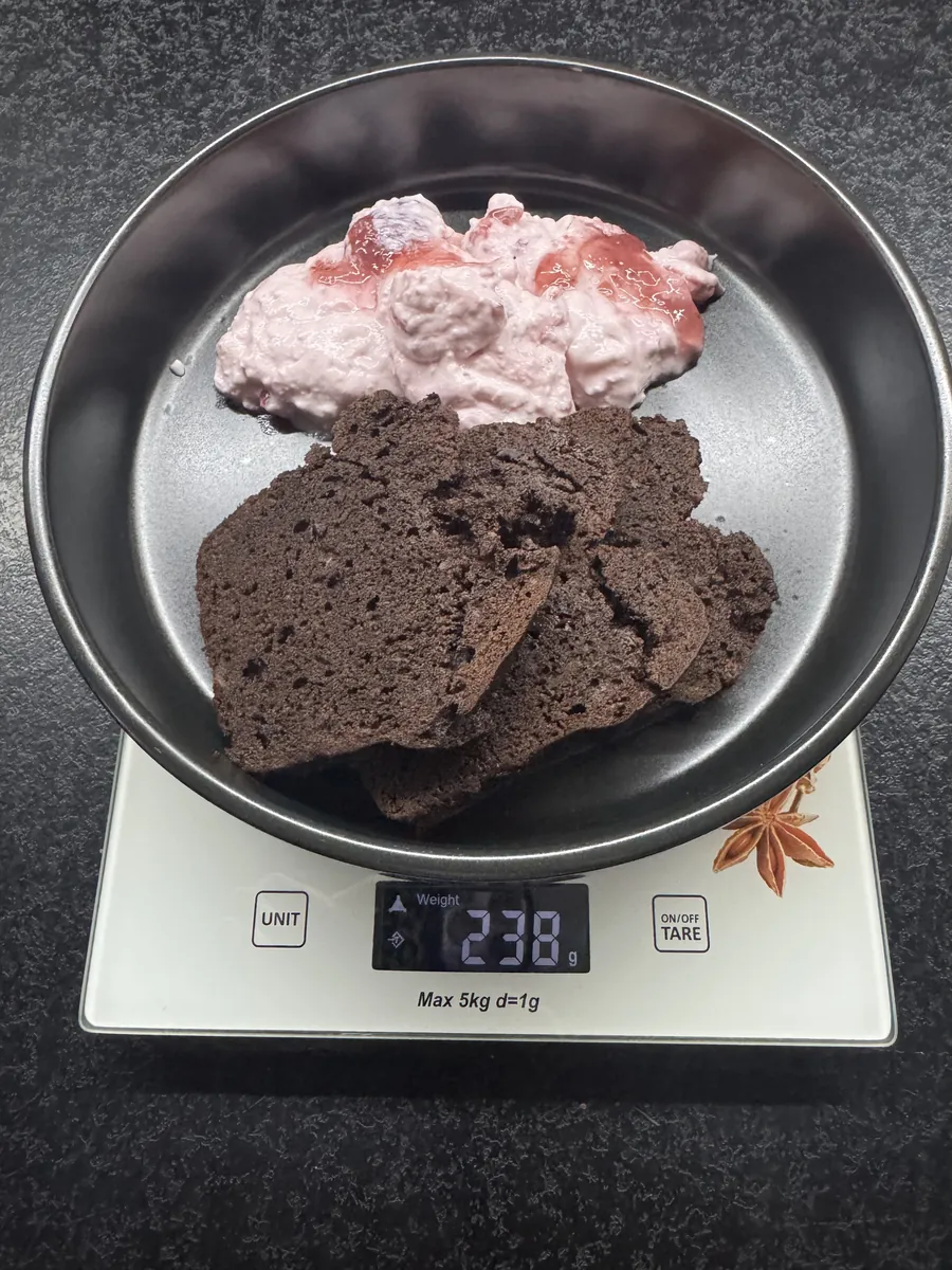 Twarożek z porzeczkami i czekoladowym chlebkiem bananowym, Robin Food, na wadze kuchennej: 238 g