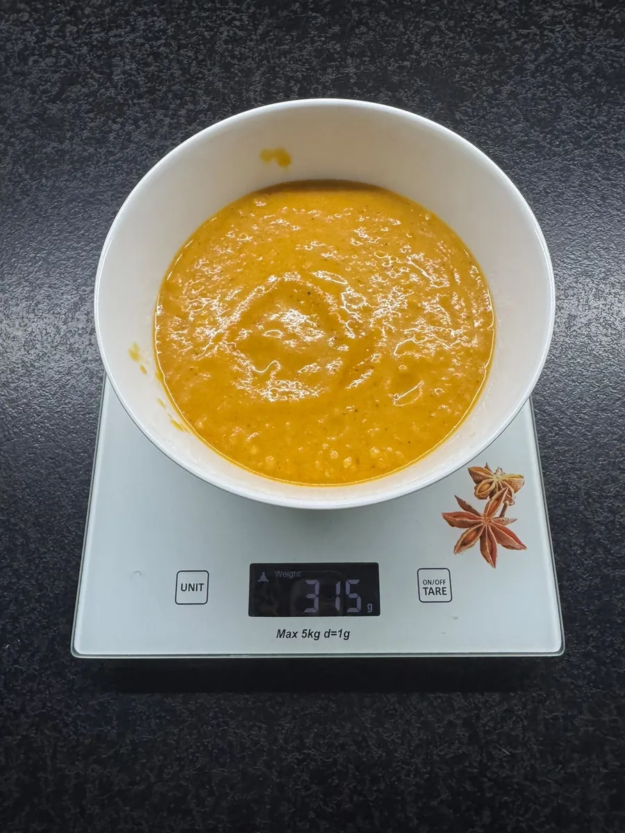 Zupa dyniowo-pomidorowa z kaszą jaglaną, Robin Food, w misce na wadze kuchennej: 315 g