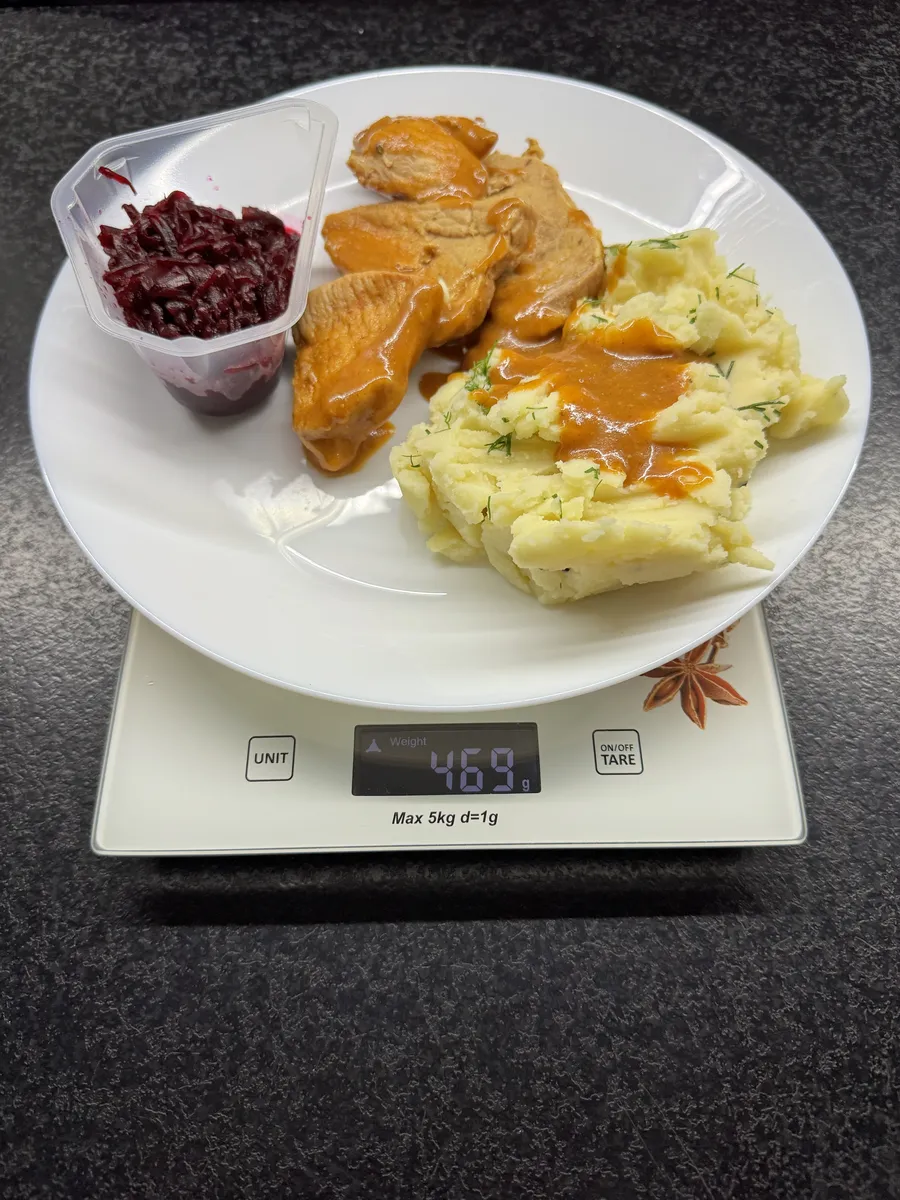 Bitki wieprzowe w sosie z puree ziemniaczanym i tartymi buraczkami, Tytka Fit, na wadze kuchennej: 469 g