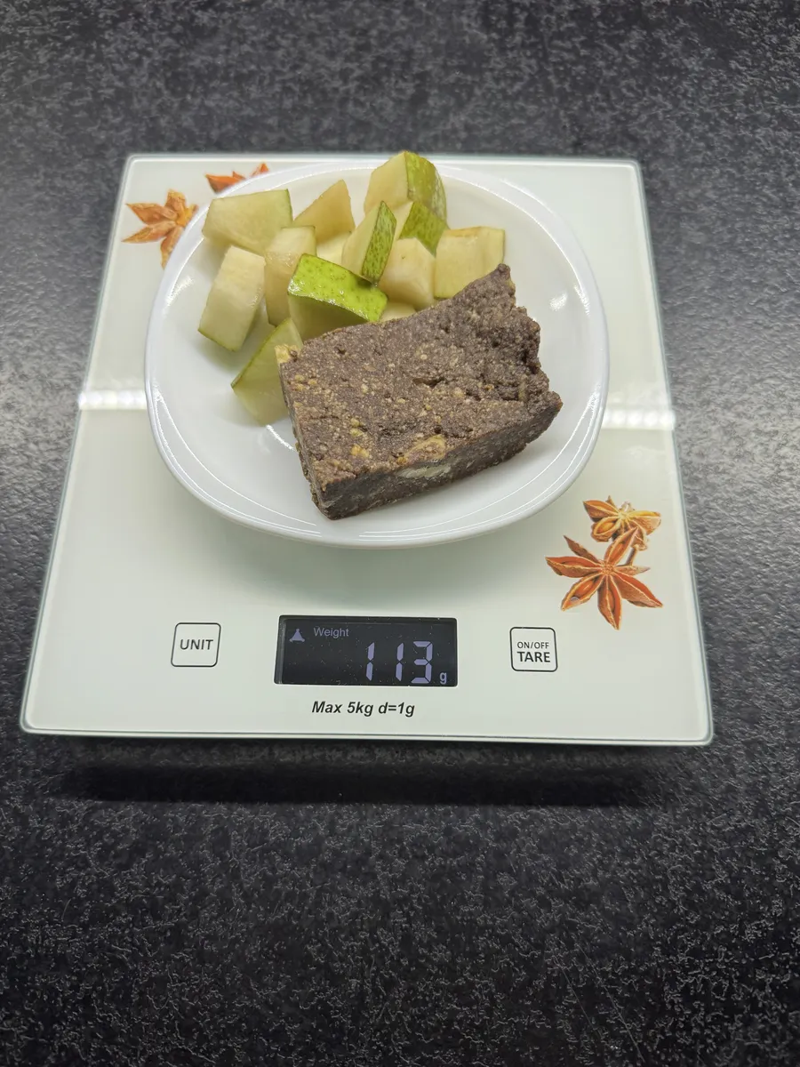 Blok czekoladowy ze świeżymi owocami, Tytka Fit, na wadze kuchennej: 113 g