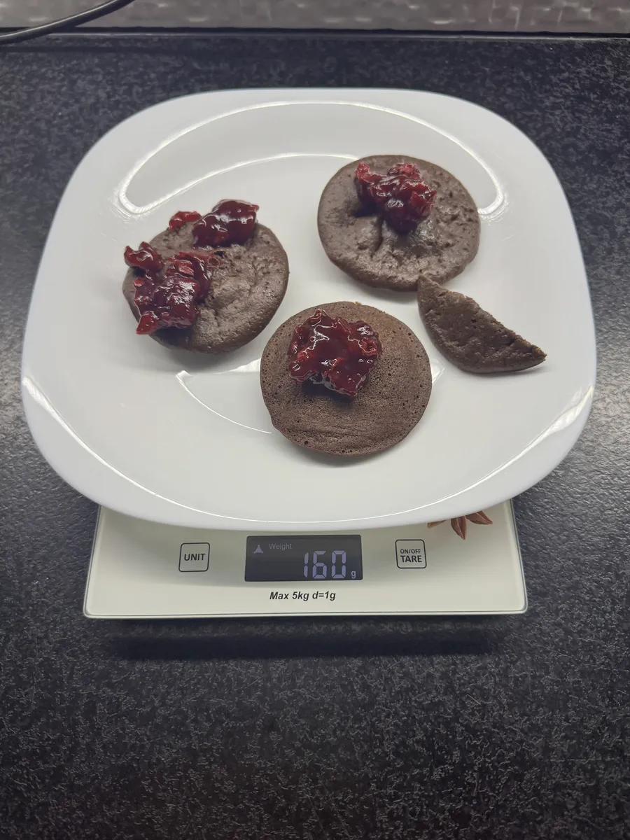Czekoladowe pancakes z musem wiśniowym, Tytka Fit, na wadze kuchennej: 160 g