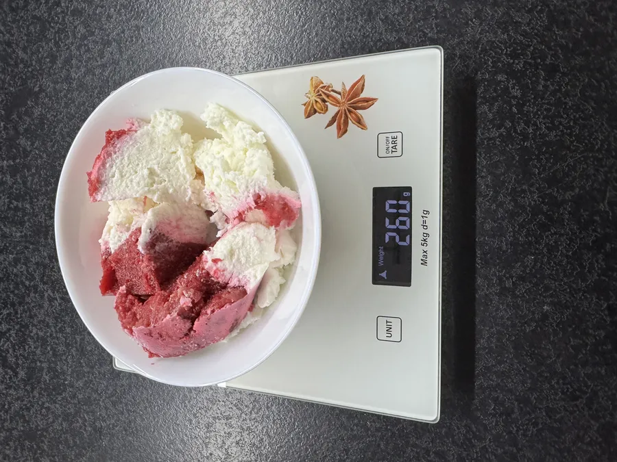 Deser a'la ptasie mleczko z malinami, Tytka Fit, na wadze kuchennej: 260 g