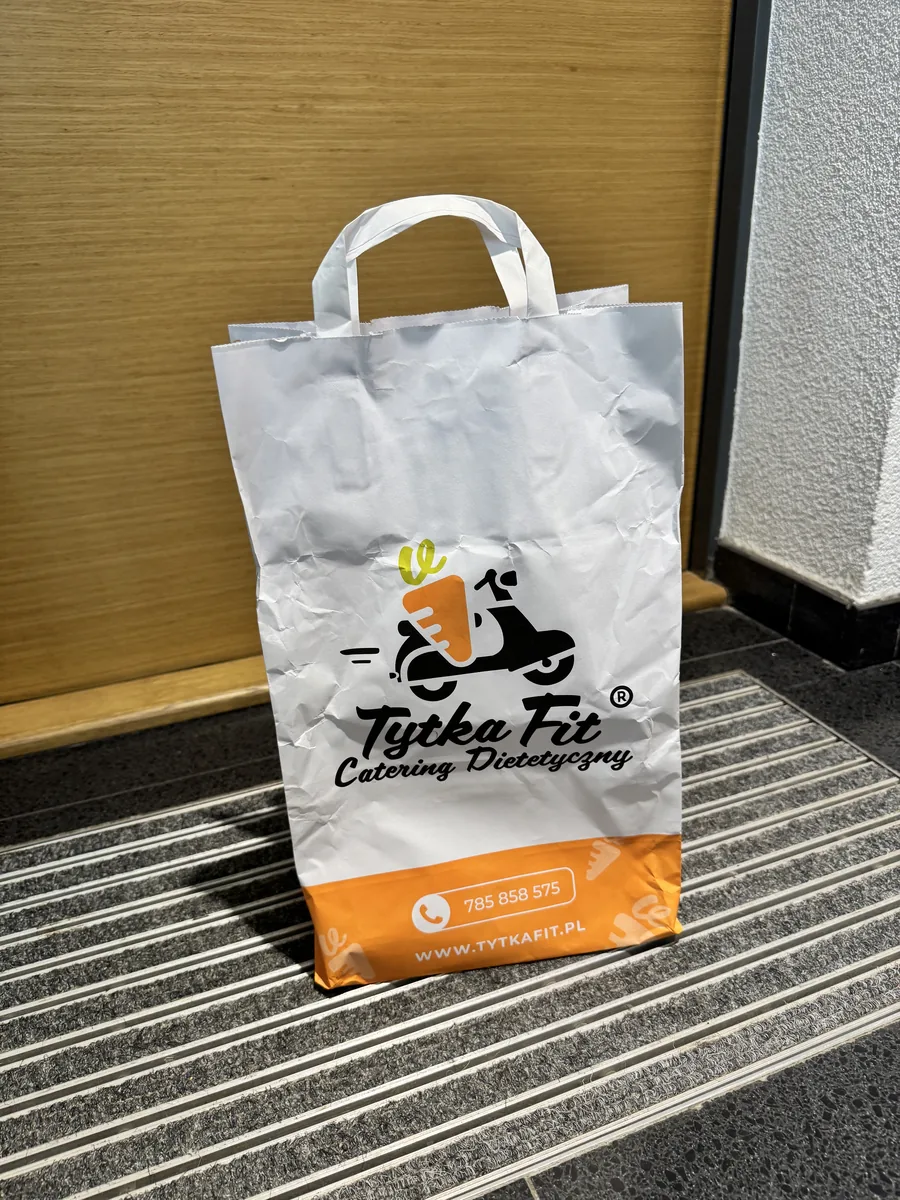 Torba z dostawą cateringu Tytka Fit pod drzwiami mieszkania w Poznaniu
