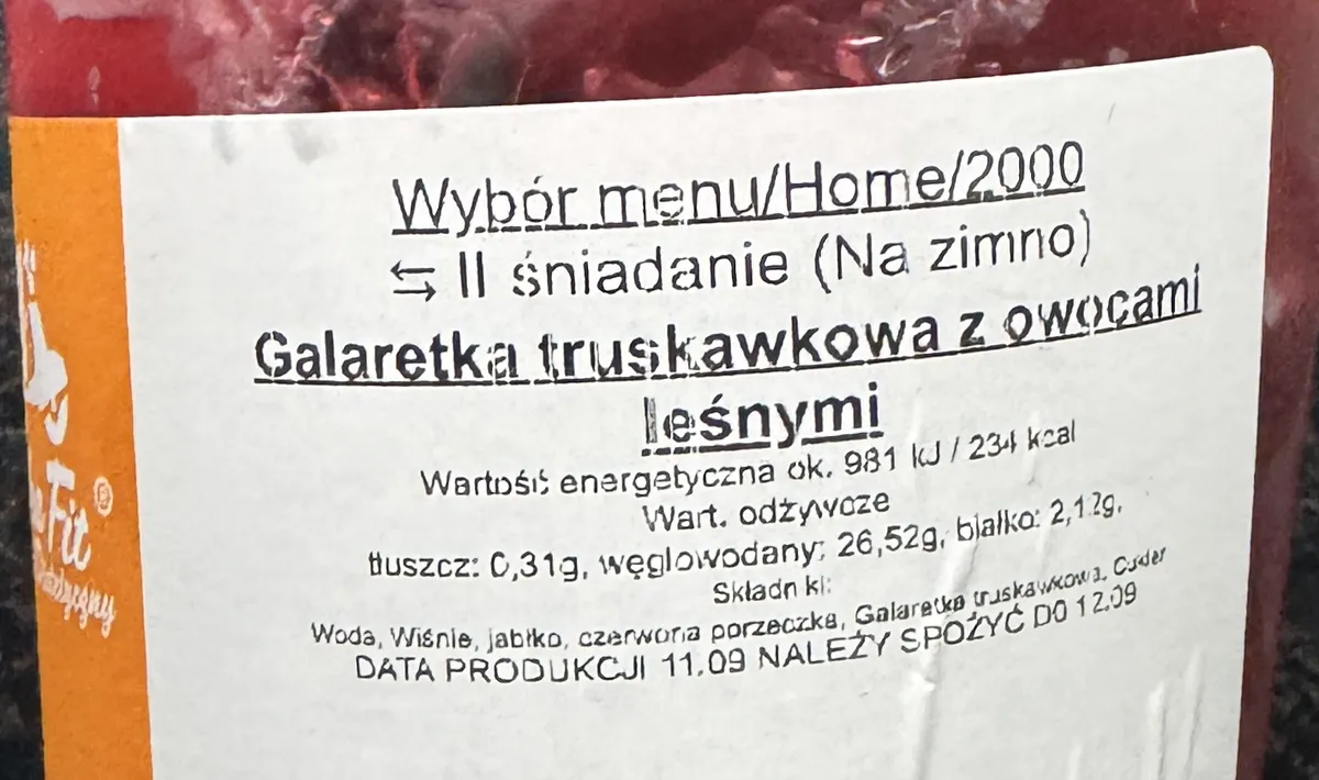 Etykieta Tytka Fit, Wybór menu/Home/2000: galaretka truskawkowa z owocami leśnymi, 981 kJ / 234 kcal, tłuszcz 0,31 g, węglowodany 26,52 g, białko 2,12 g
