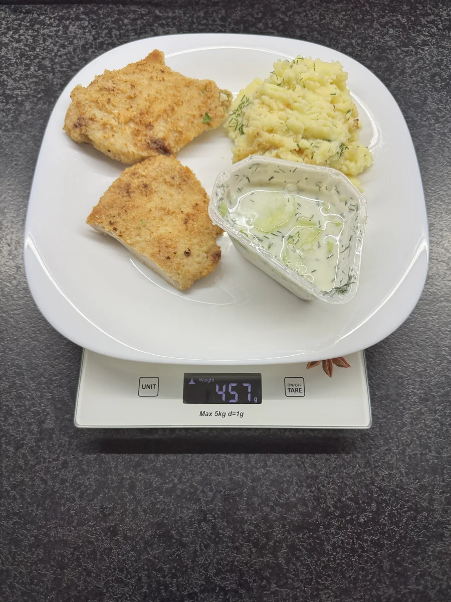 Kotlet schabowy z puree ziemniaczanym i mizerią, Tytka Fit, na wadze kuchennej: 457 g