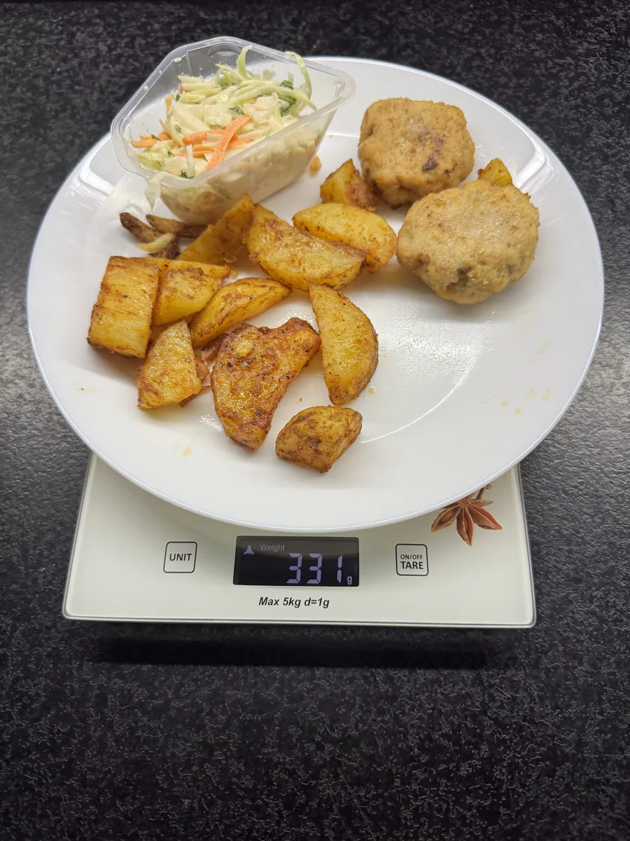 Kotlety pożarskie z pieczonymi ziemniakami i surówką colesław, Tytka Fit, na wadze kuchennej: 331 g