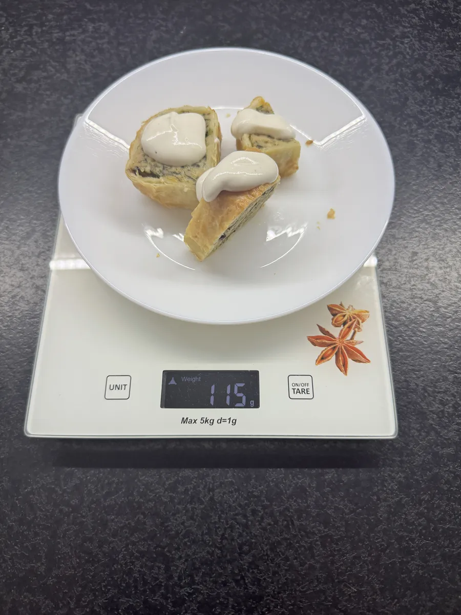 Kurczak z pieczarkami i mozzarellą w cieście francuskim z sosem czosnkowym, Tytka Fit, na wadze kuchennej: 115 g