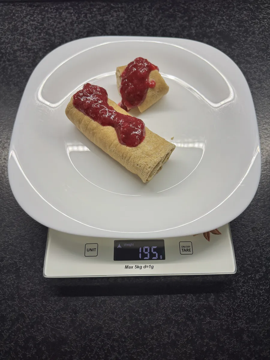Naleśniki z serkiem ciasteczkowym i porzeczkowym musem, Tytka Fit, na wadze kuchennej: 195 g