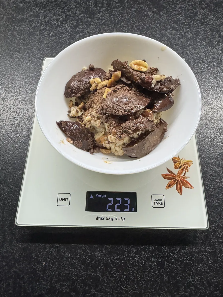 Cynamonowa owsianka ze śliwkami i czekoladą, Tytka Fit, na wadze kuchennej: 223 g