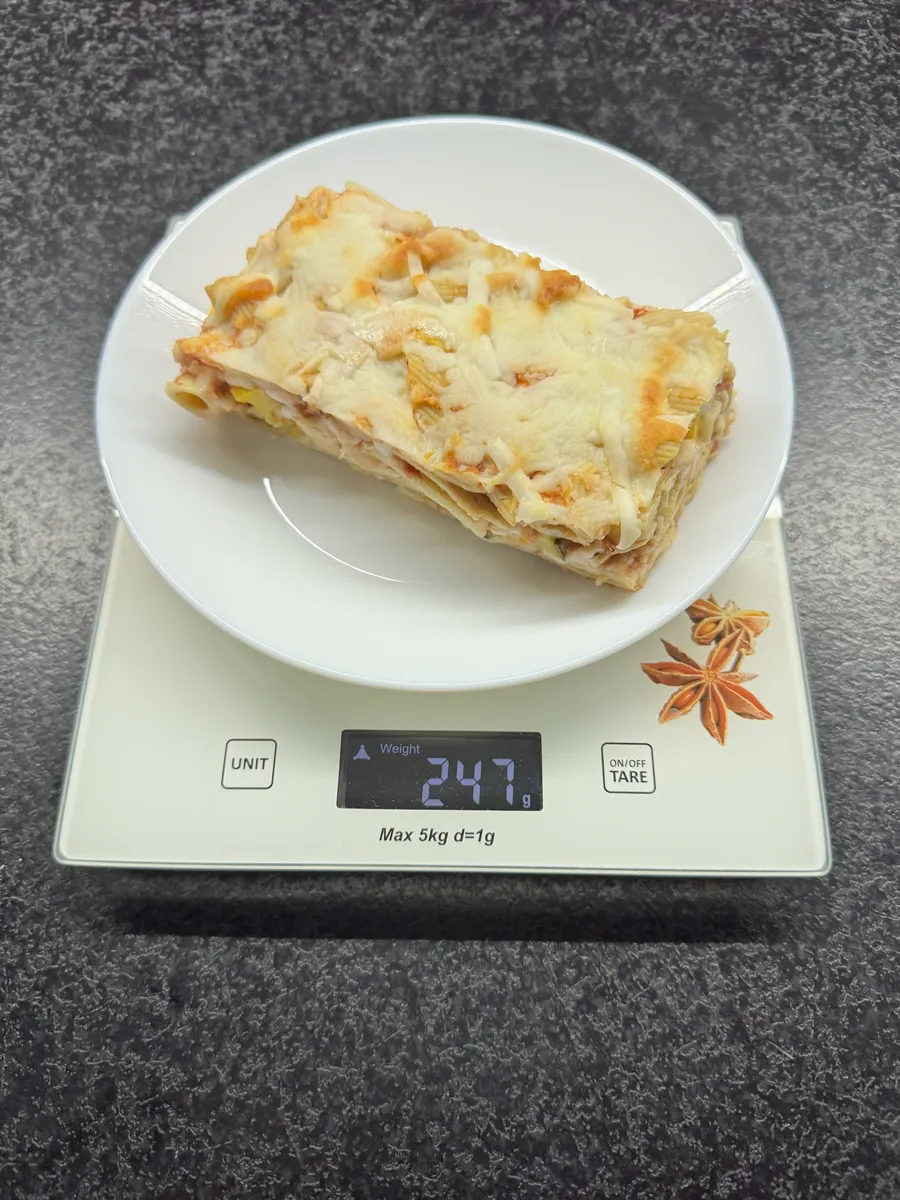 Penne w pomidorowym sosie zapiekane z cukinią i mozzarellą, Tytka Fit, na wadze kuchennej: 247 g