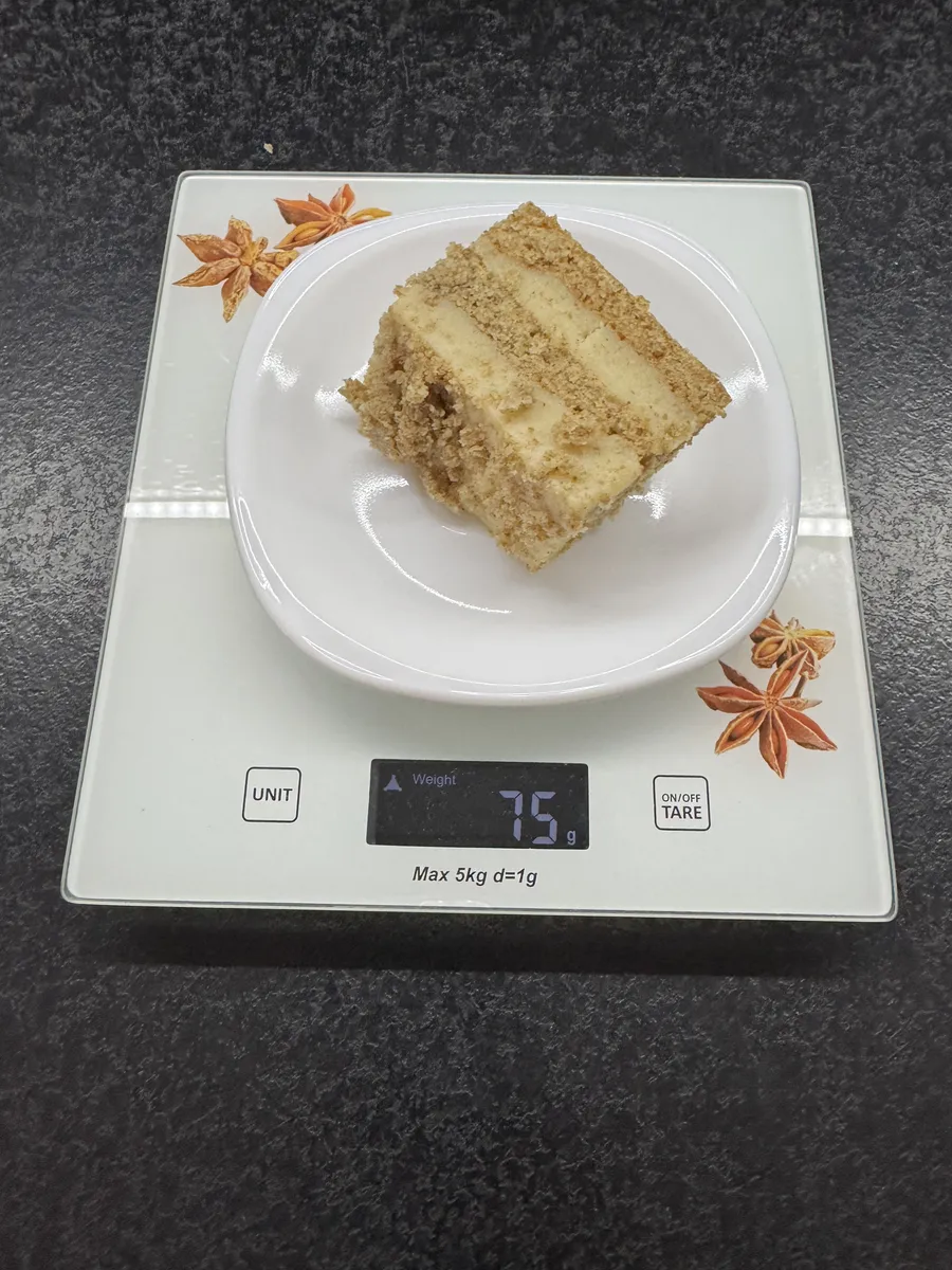 Tort miodowy puszek, Tytka Fit, na wadze kuchennej: 75 g