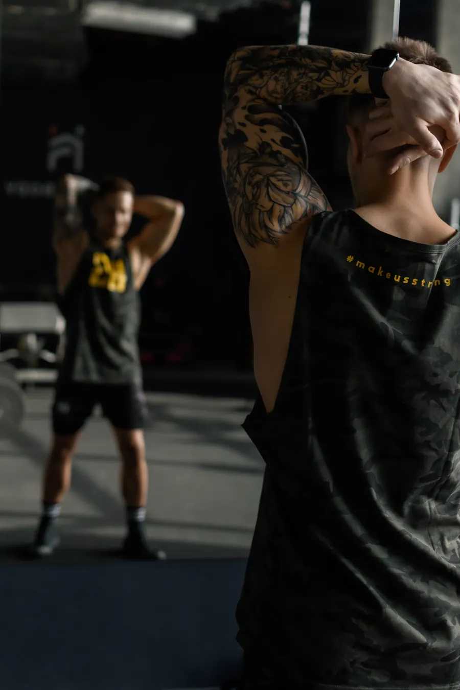 Plecy tank topu Make Us Strong moro z napisem #makeusstrong, w tle odbicie w lustrze